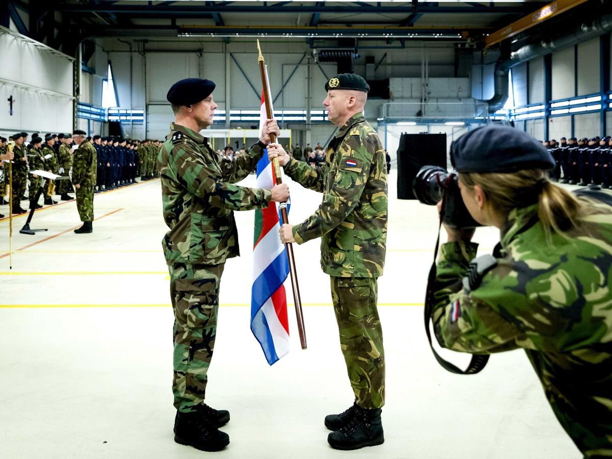 Foto: Ceremonia de cambio de mando en las fuerzas armadas holandesas. (EFE/Remko De Waal)