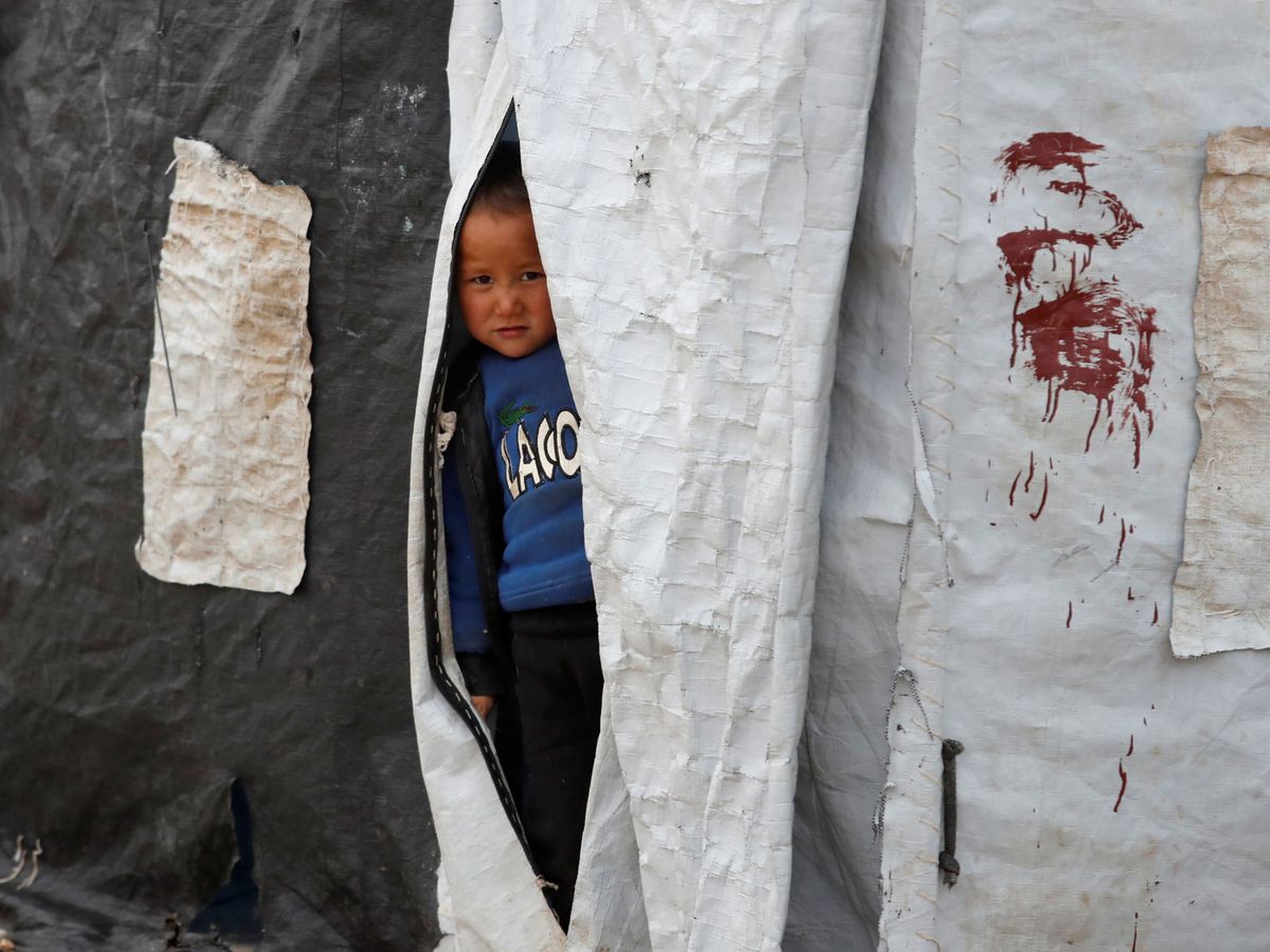 Foto: Un niño, en una tienda de campaña del campamento Al Roj, en Siria. (Reuters)