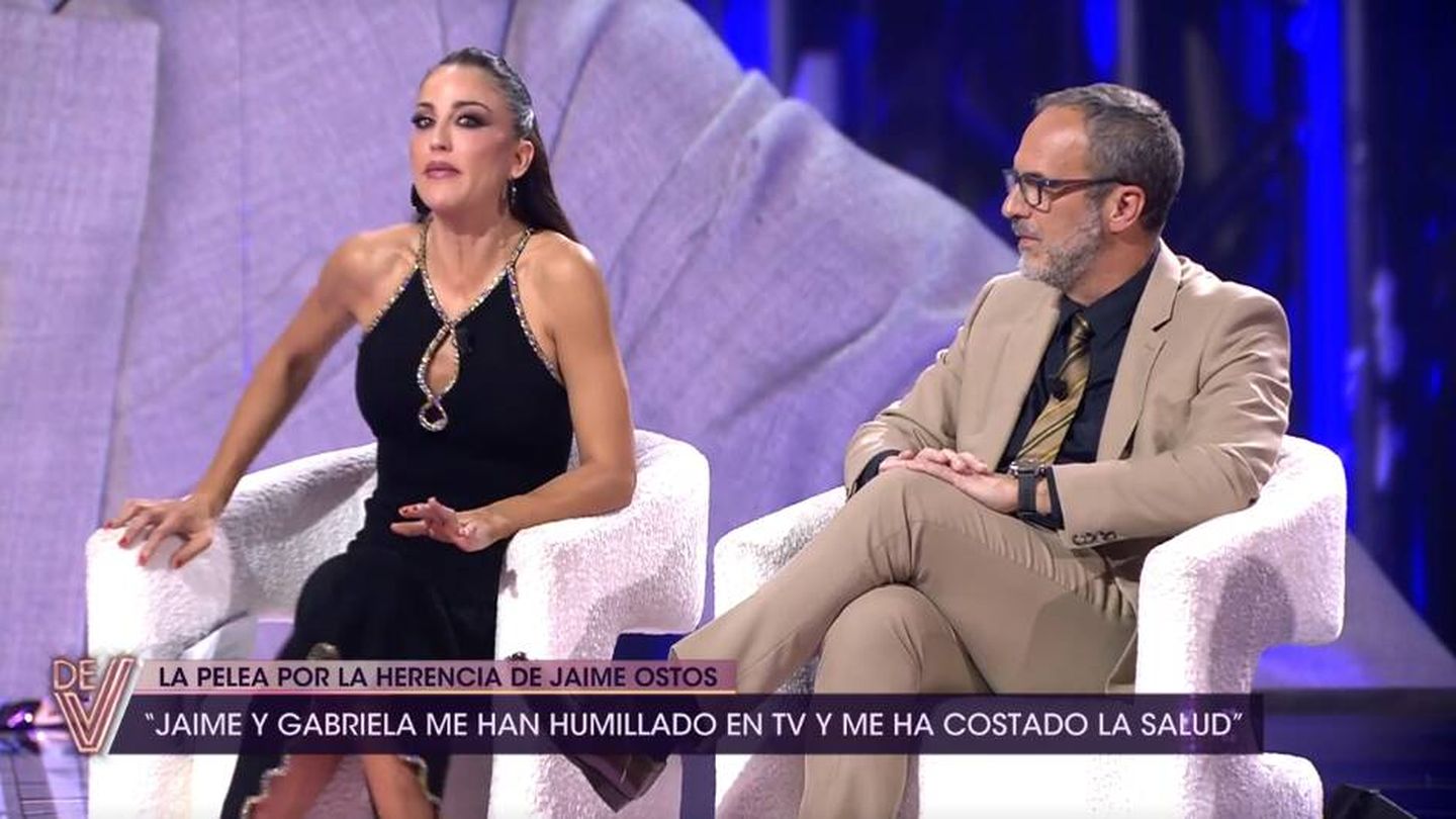 Los presentadores de 'De Viernes', Beatriz Archidona y Santi Acosta. (Mediaset)