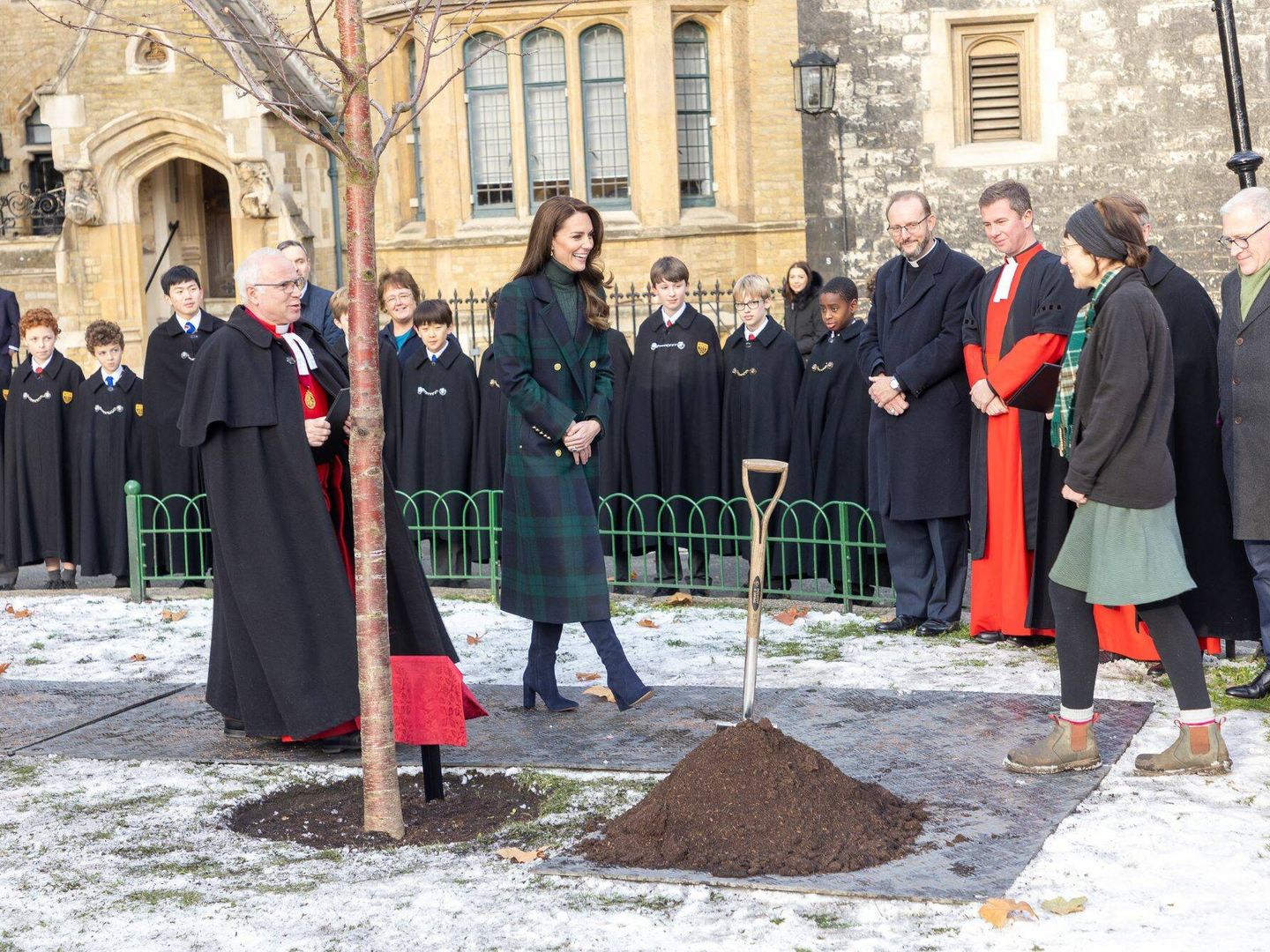 Kate Middleton, plantando el árbol en homenaje a la reina Isabel. (Abadía de Westminster)