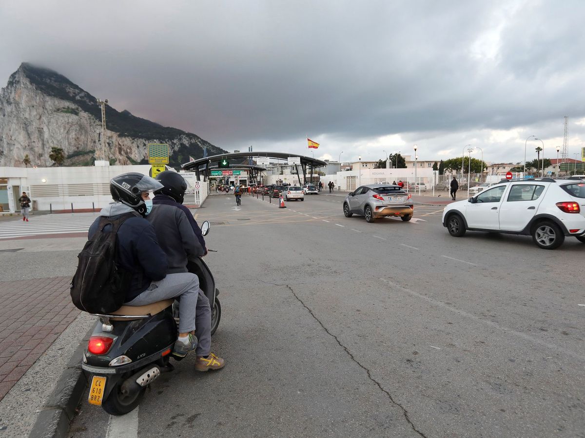 Foto: Acceso a Gibraltar desde La Línea. (EFE/A. Carrasco Ragel)