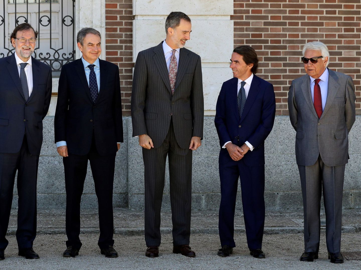 El rey Felipe VI posa junto a los expresidentes Rajoy, Zapatero, Aznar y Felipe González. (EFE)