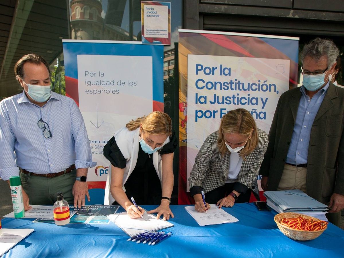 Foto: Campaña de recogida de firmas contra los indultos. (PP)