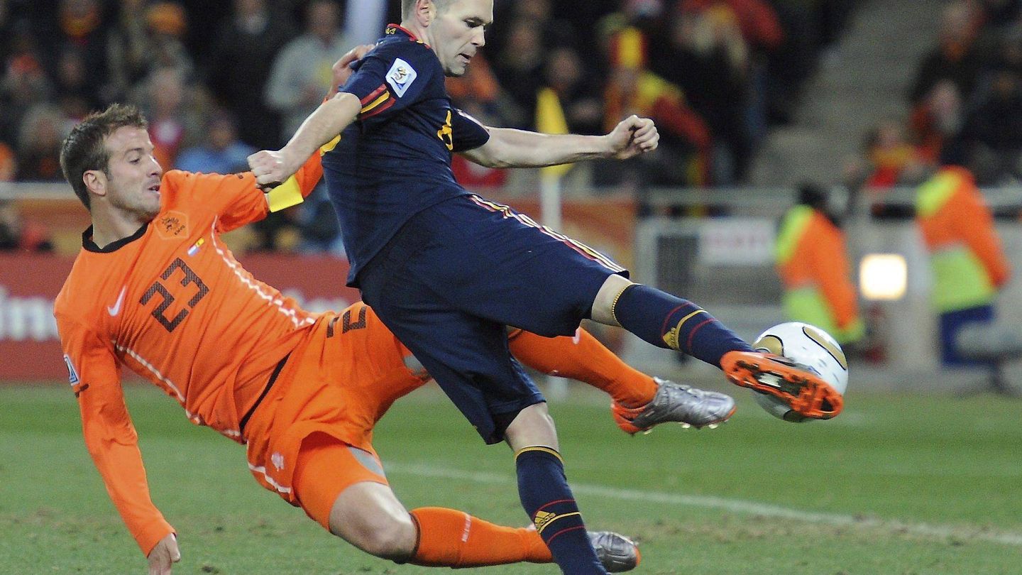 Andrés Iniesta golpea la pelota en el gol de la final del Mundial. (EFE/Luis Díaz)