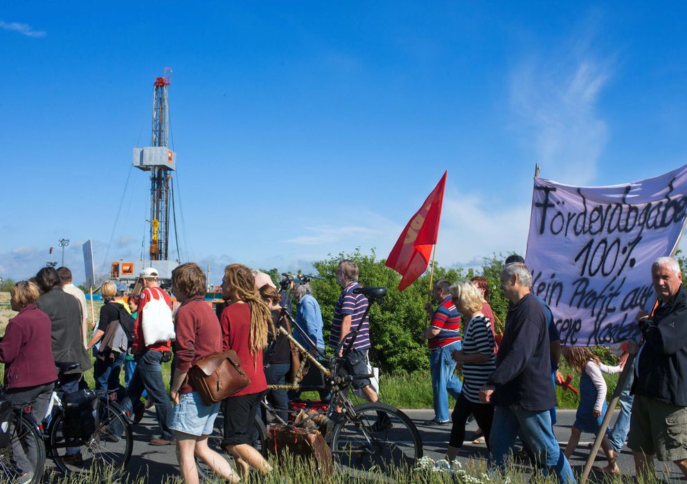 Foto: Ecologistas y ciudadanos protestan contra el 'fracking' en Saal, Alemania, el pasado 25 de mayo. (Reuters)