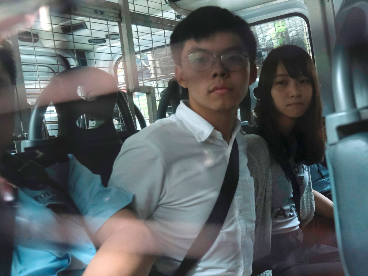 Foto: Joshua Wong y Agnes Chow a su llegada a los juzgafos el pasado agosto. (Reuters)