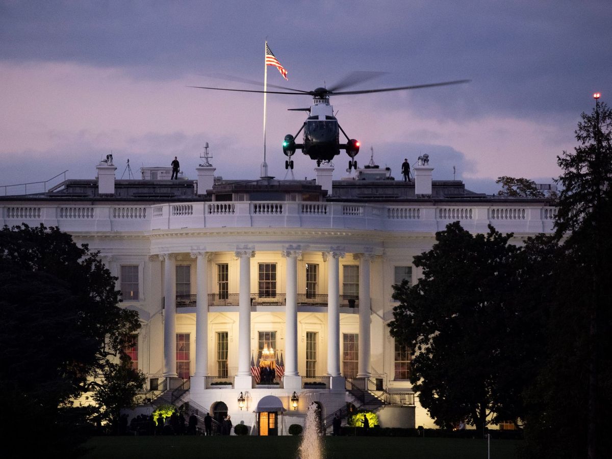 Foto: El Marine One despega ante la Casa Blanca. (Reuters)