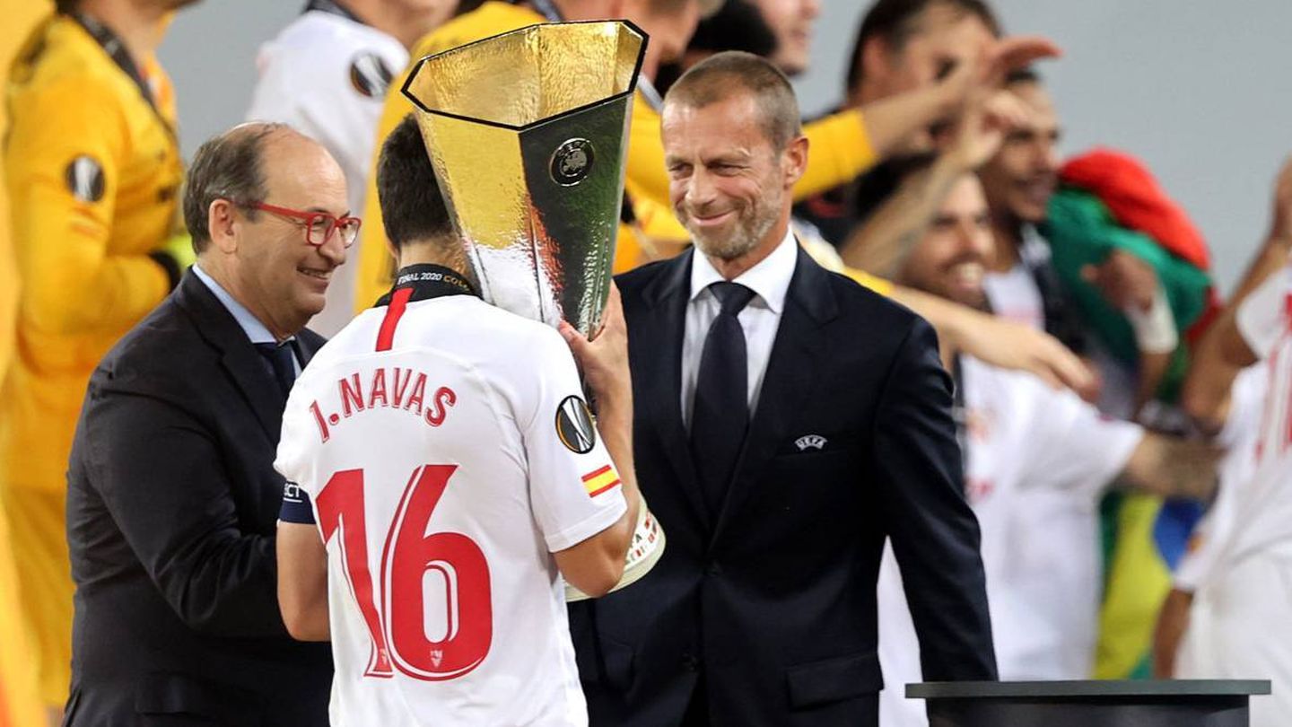 Ceferin, sin mascarilla, entrega el trofeo de la Europa League a Jesús Navas, capitán del Sevilla. 
