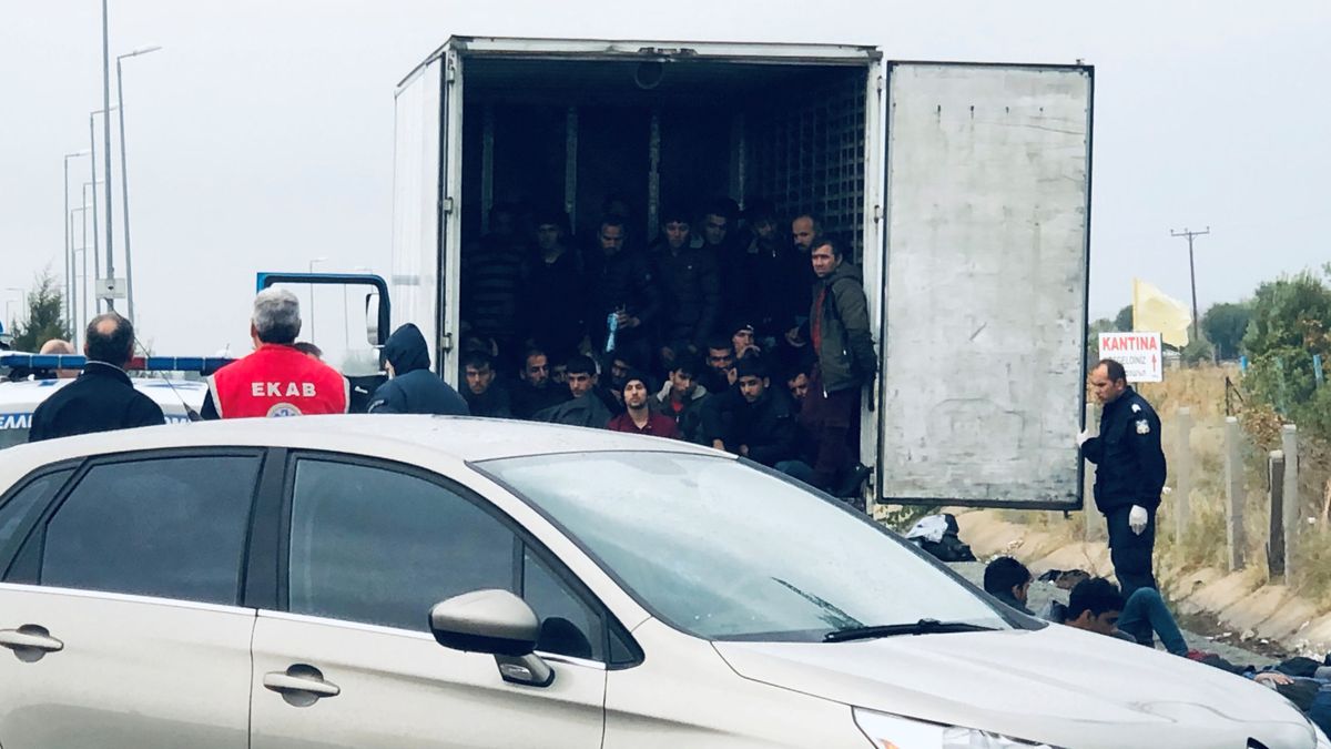 La Policía de Grecia encuentra a 41 inmigrantes en un camión frigorífico