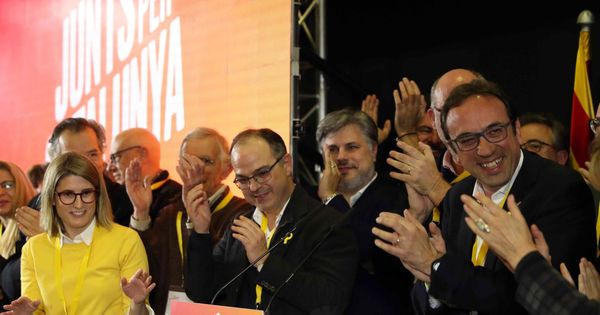 Foto: El 'exconseller' y número 4 de la candidatura de Junts per Catalunya (JxCat), Jordi Turull (c), celebra los resultados. (EFE)