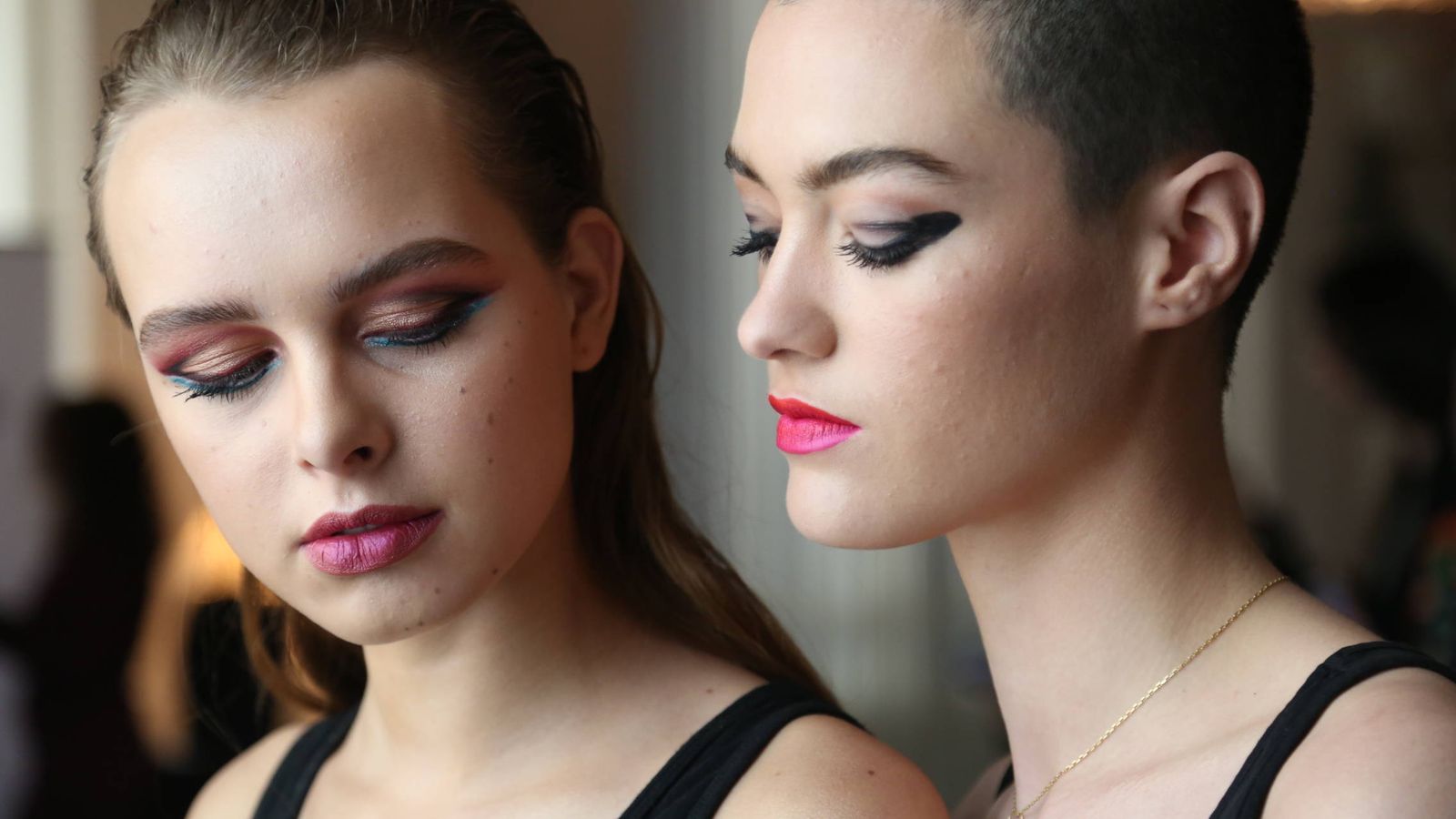 Foto: Dos looks de maquillaje creados por Sarah Tanno.