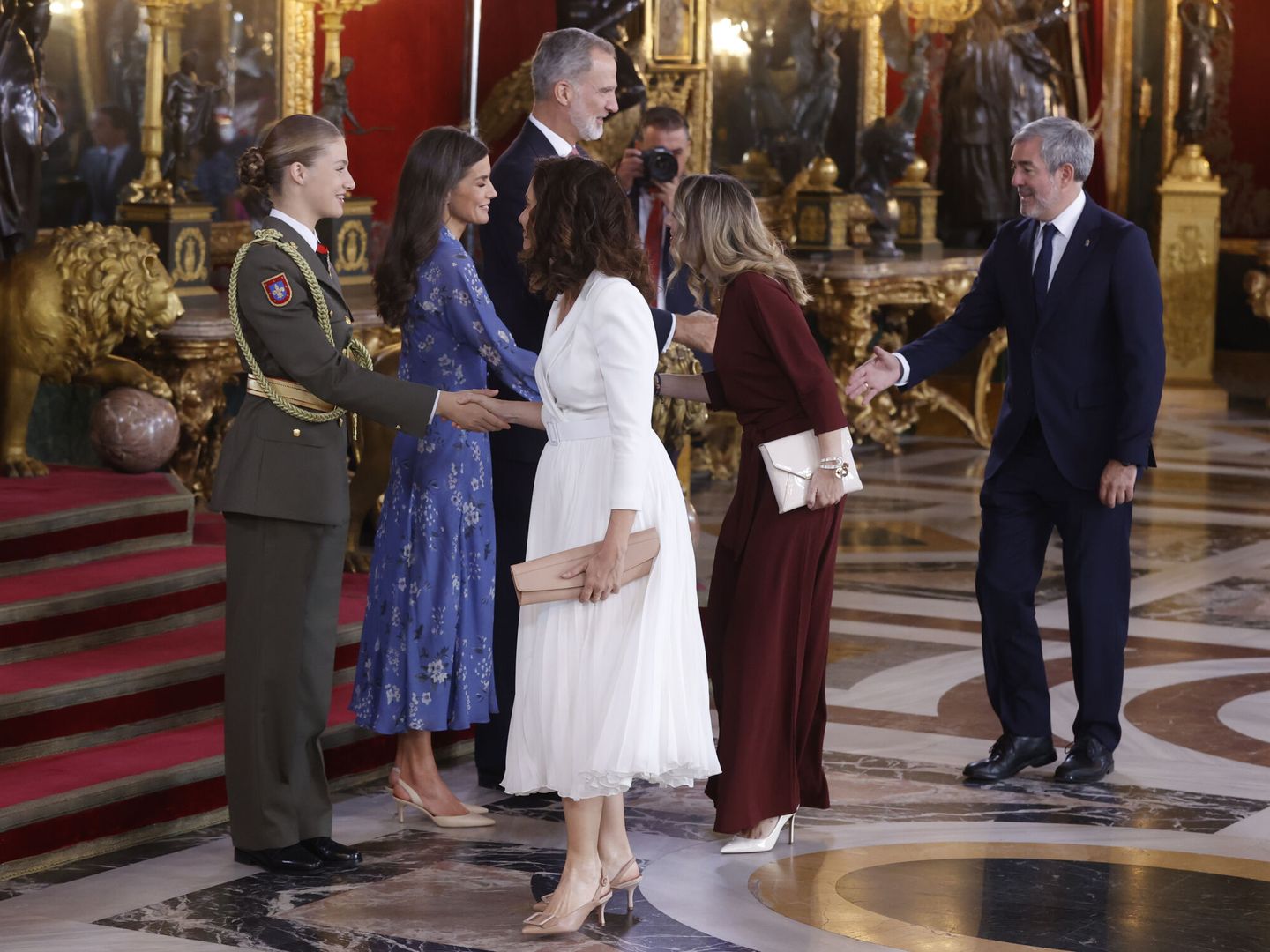 Ayuso saluda la Princesa de Asturias tras el desfile de la Hispanidad. (EFE)