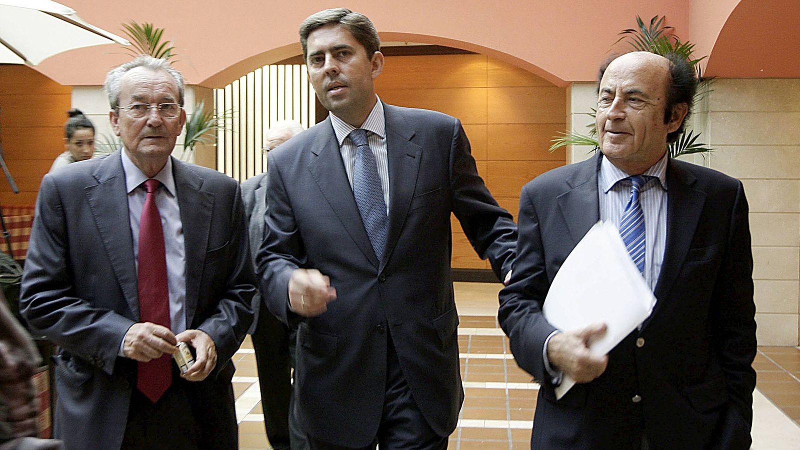 Foto: José Roca (i) y Rafael Montero (d), en un acto con el exvicepresidente valenciano, Vicente Rambla (c). (EFE)