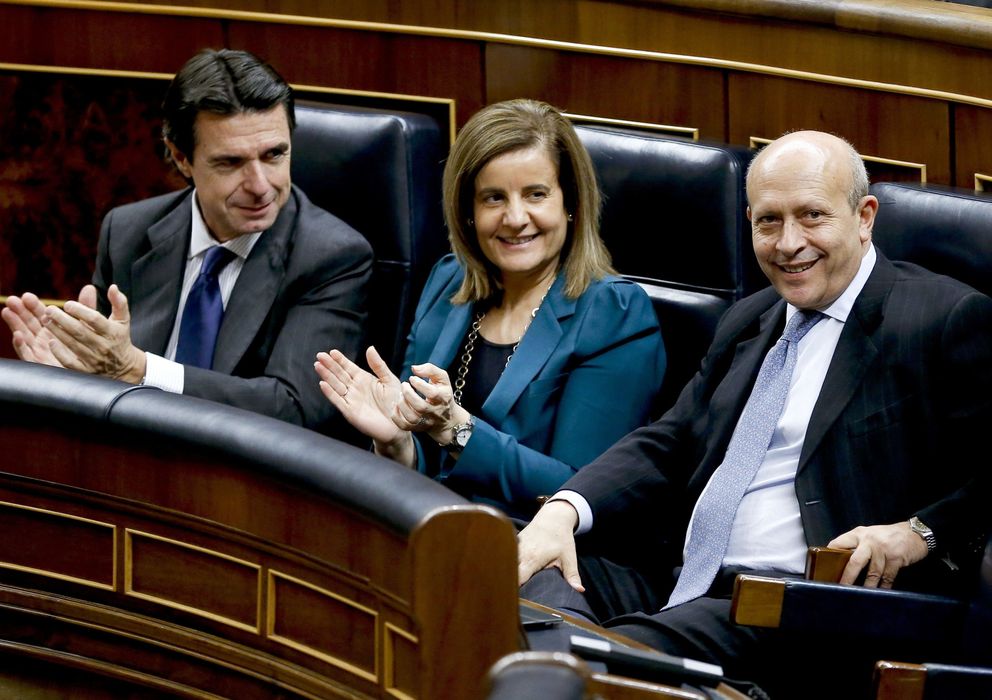 Foto: José Manuel Soria y Fátima Báñez aplauden a José Ignacio Wert tras la aprobación de la ley (Efe)