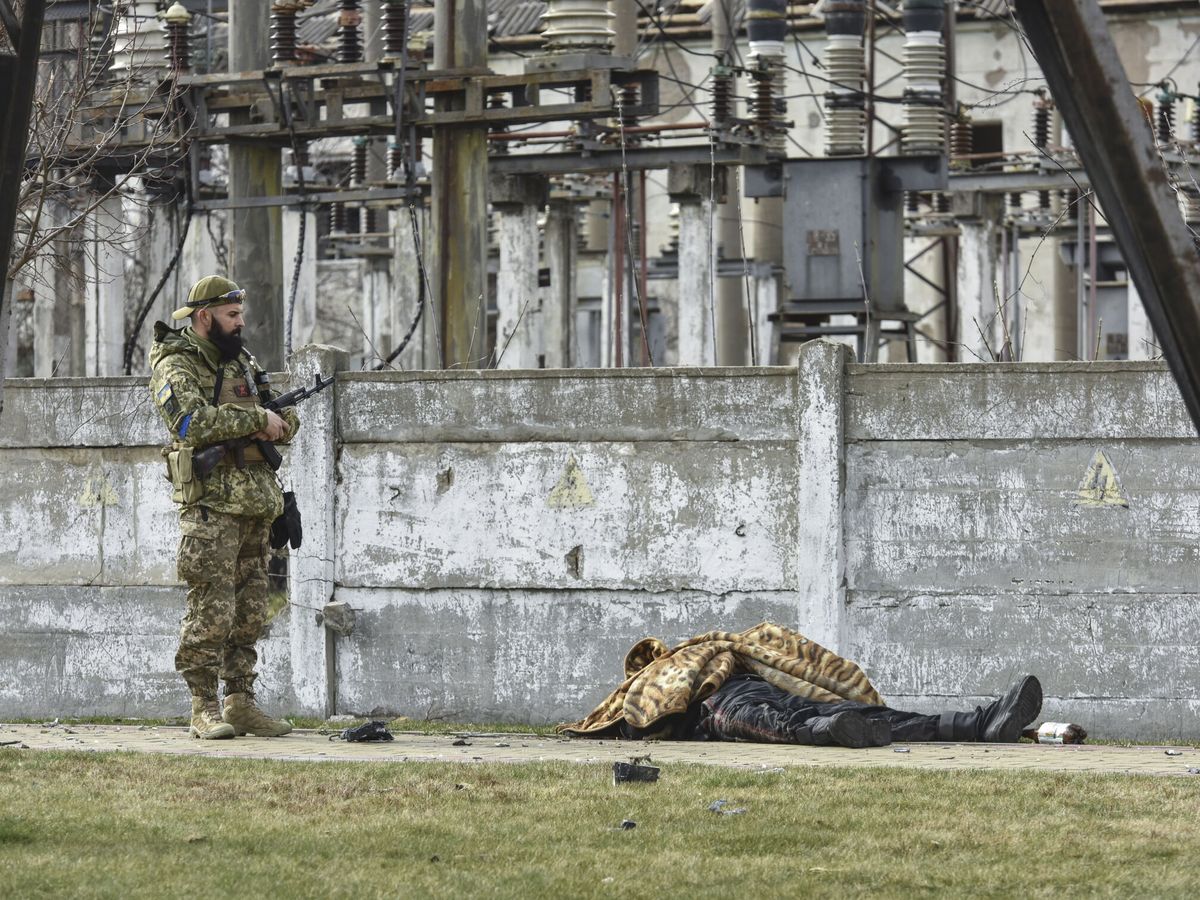 Foto: Un soldado ucraniano junto al cuerpo de un civil en Bucha. (EFE/Oleg Petrasyuk)