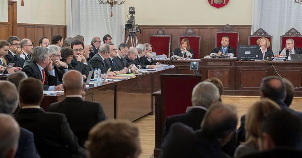 Foto: Los 22 ex altos cargos de la Junta de Andalucía, acusados de prevaricación, malversación y asociación ilícita en la pieza política del caso ERE. (EFE)