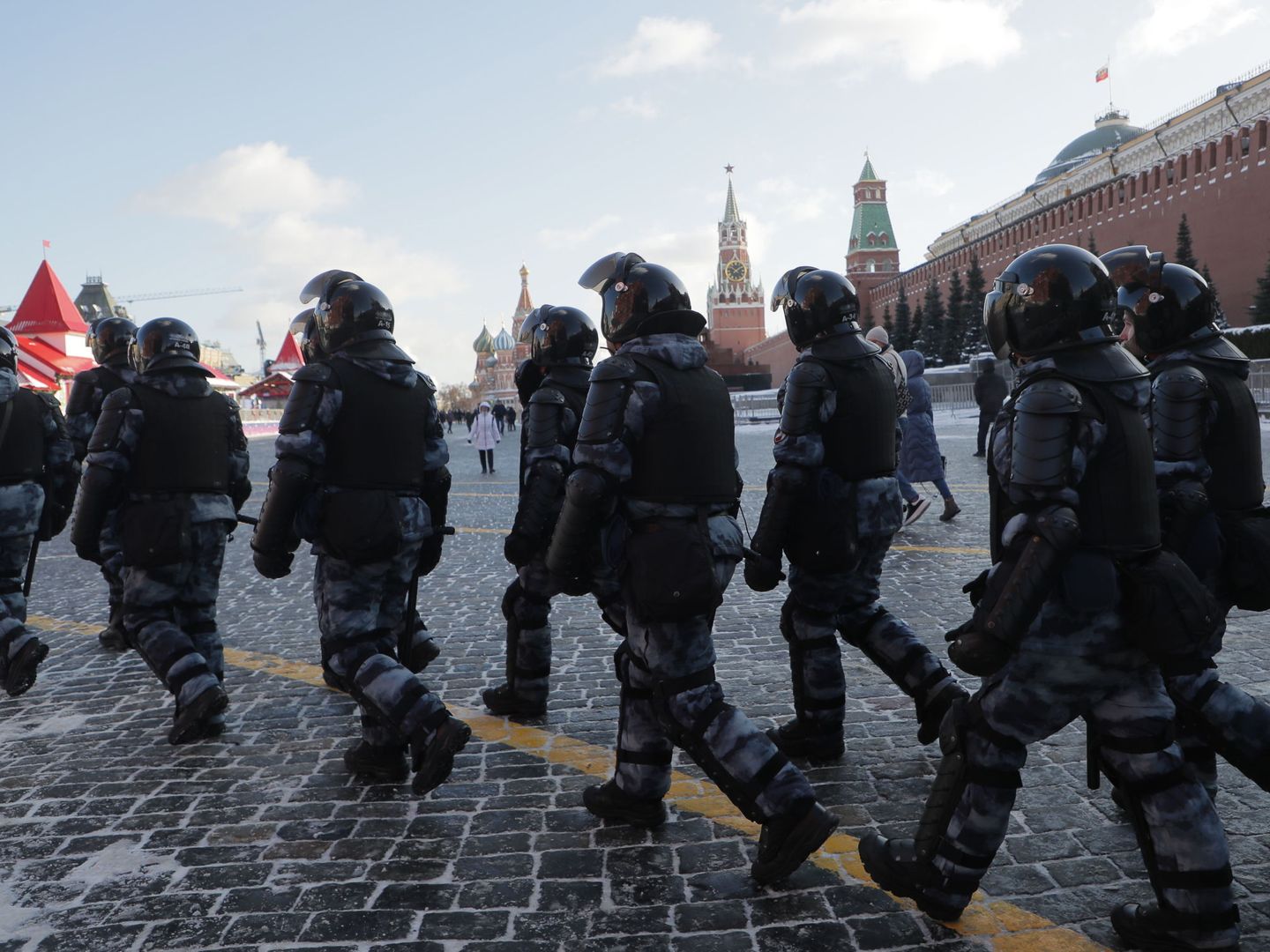 Policías rusos en la Plaza Roja. (Reuters)