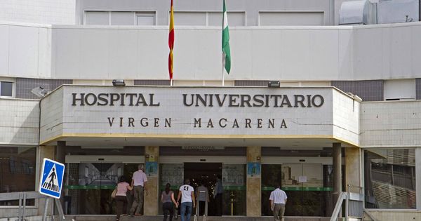 Foto:  Acceso principal del Hospital Universitario Virgen Macarena de Sevilla. (EFE)