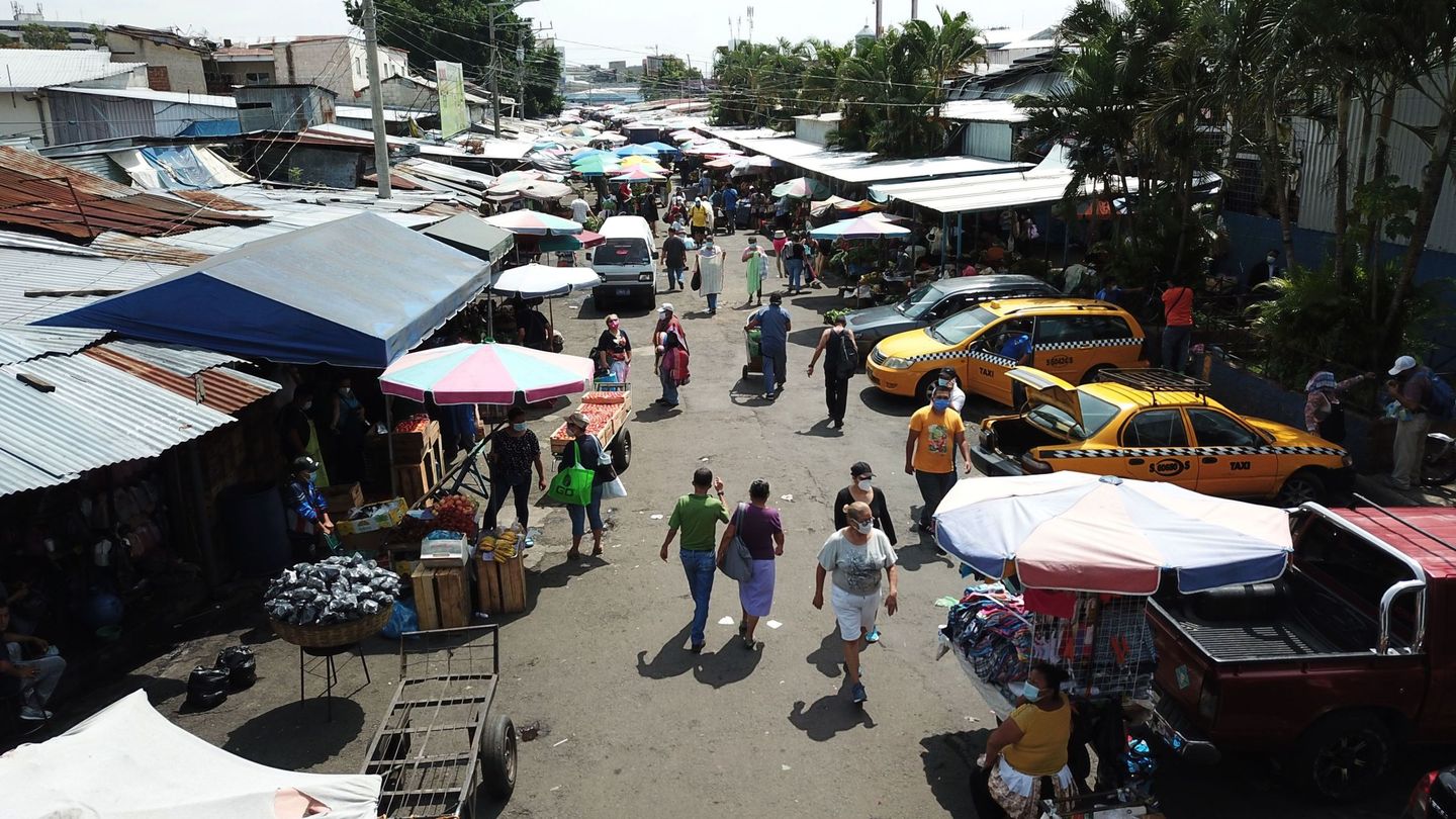 Vista de un mercado callejero en San Salvador (El Salvador). (EFE)