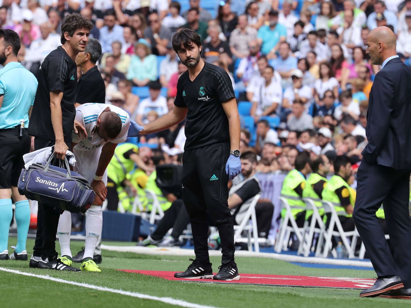 Benzema se lesionó y tuvo que ser sustituido por Bale antes de la media hora. (EFE)