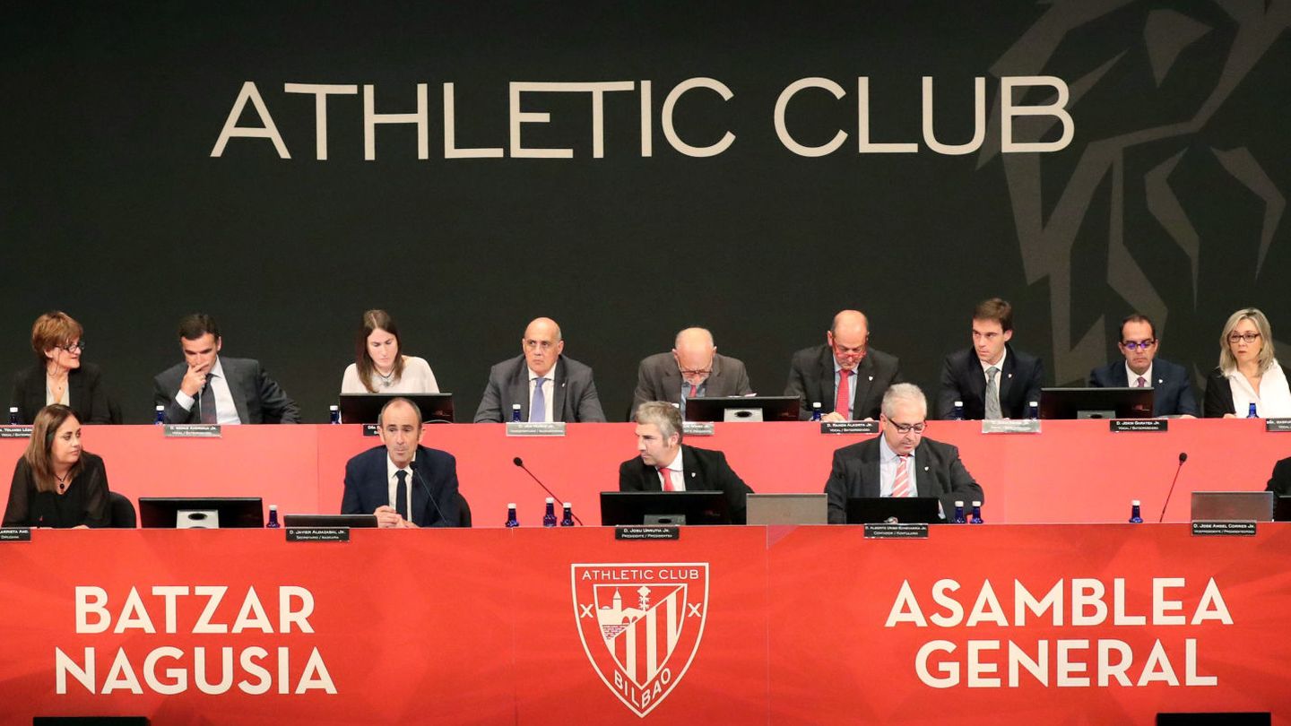 Josu Urrutia preside la Asamblea General Ordinaria del Athletic Club de Bilbao. (EFE)