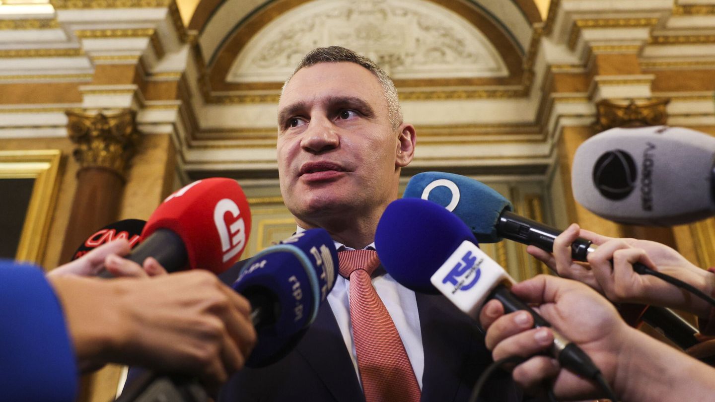 Lisbon (Portugal), 04 04 2023.- Kyiv Mayor Vitali Klitschko (C) speaks to the press following a meeting with his Lisbon counterpart (not pictured) at the town hall in Lisbon, Portugal, 04 April 2023. (Ucrania, Lisboa) EFE EPA ANDRE KOSTERS 