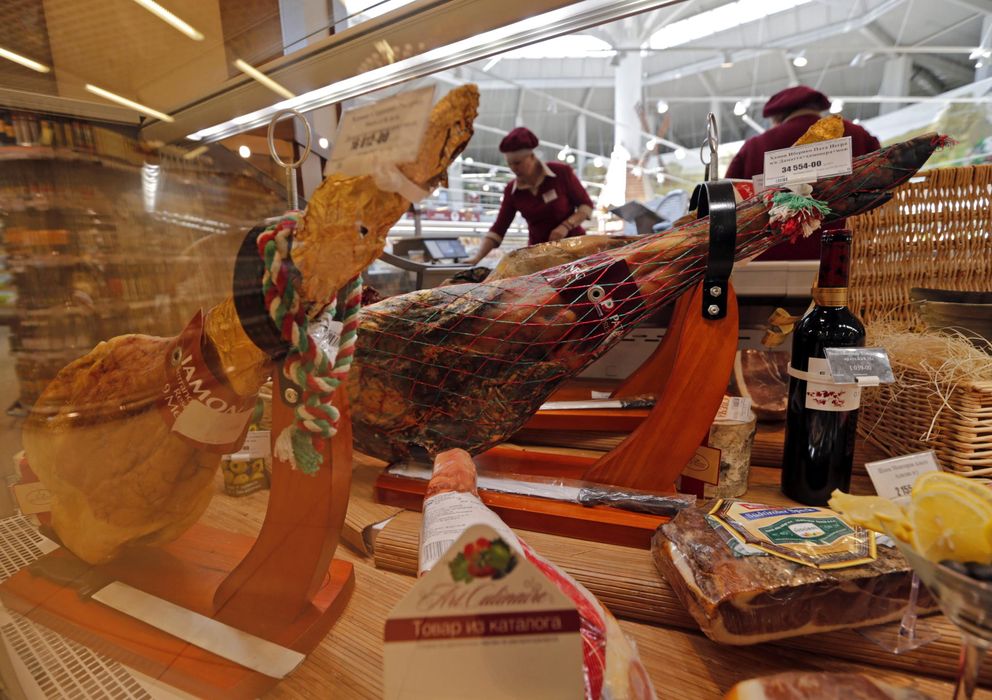 Foto: Jamones ibéricos y jamón serrano son puestos a la venta en un supermercado de San Petersburgo. (EFE)