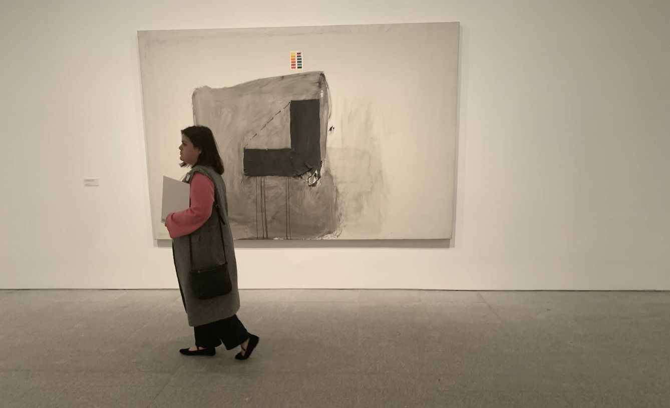 Una mujer pasa junto a la obra de Tàpies titulada  'A la memoria de Salvador Puig Antich' (1974). IHV
