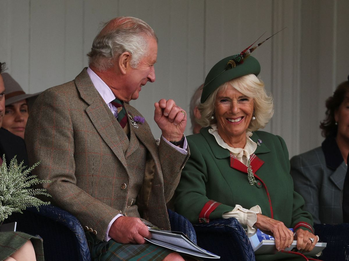 Foto: El príncipe Carlos y su esposa, en el Braemar Gathering. (Reuters/Russell Cheyne)