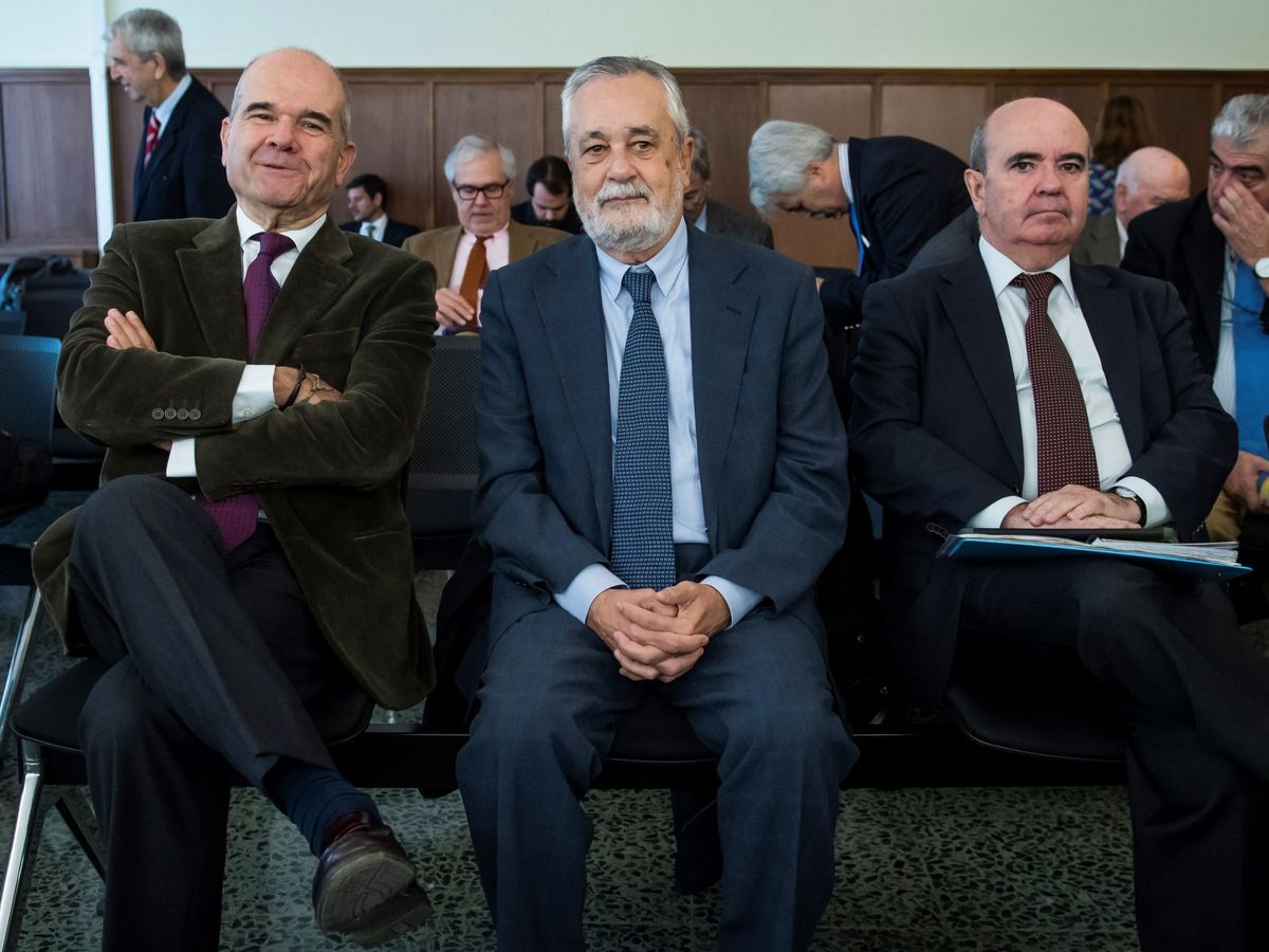 Foto: Los expresidentes socialistas Manuel Chaves (i) y José Antonio Griñán (c), y el exconsejero de Presidencia Gaspar Zarrías, en la sala de la Audiencia de Sevilla. (EFE)