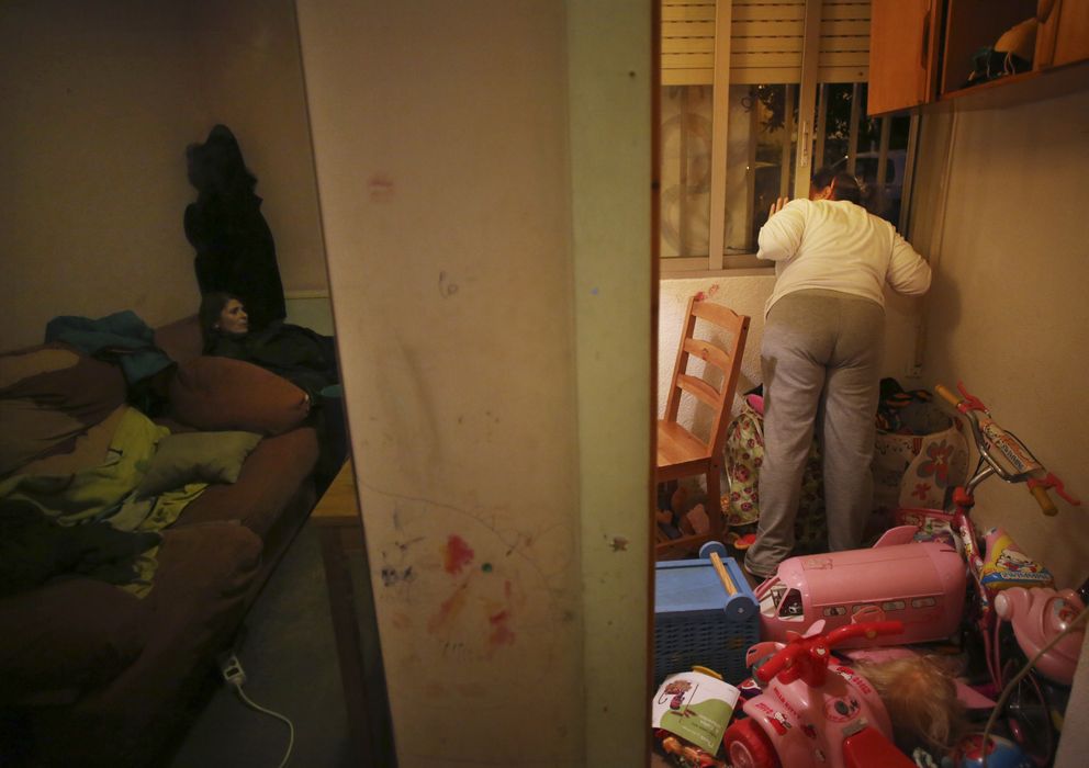 Foto: Una mujer en su vivienda de Madrid (Reuters)