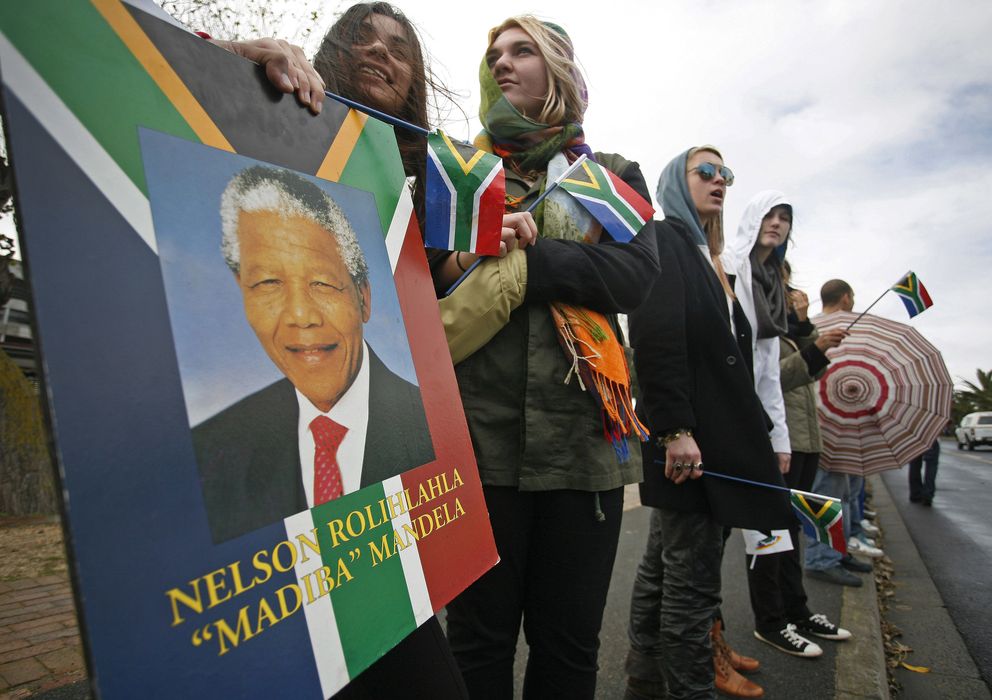 Foto: Los sudafricanos acudieron a las puertas del hospital a celebrar el 95 cumpleaños de Mandela. (Reuters)