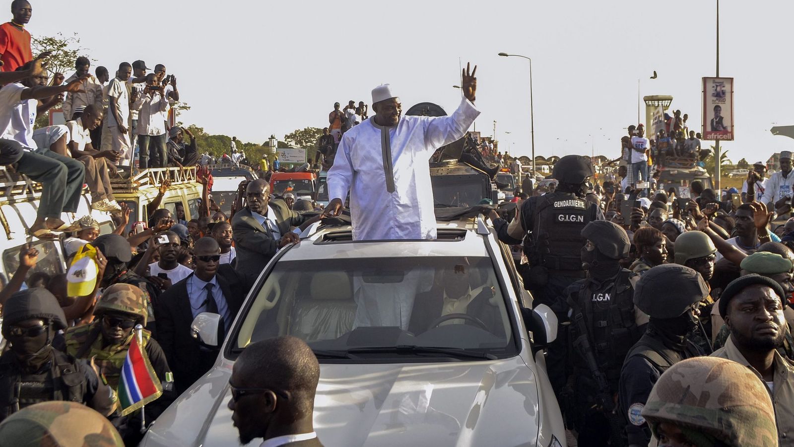 Foto: El nuevo presidente de Gambia, Adama Barrow, mientras saluda a sus simpatizantes a su llegada al aeropuerto de Banjul, Gambia, el 26 de enero de 2017 (Efe).