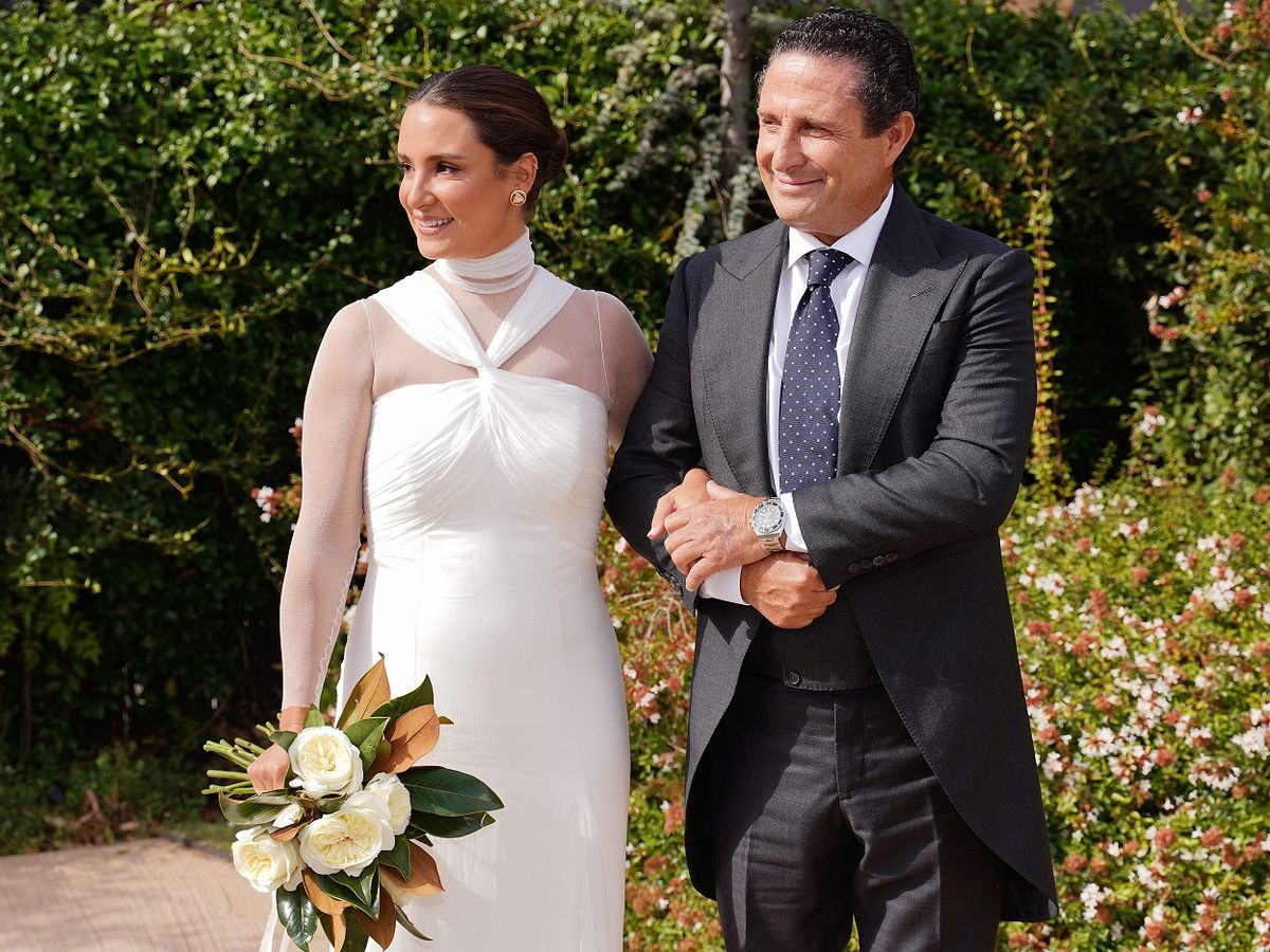 Foto: Marta Pombo, acompañada de su padre, a la entrada de su boda con Luis Zamalloa. (Cordon Press)