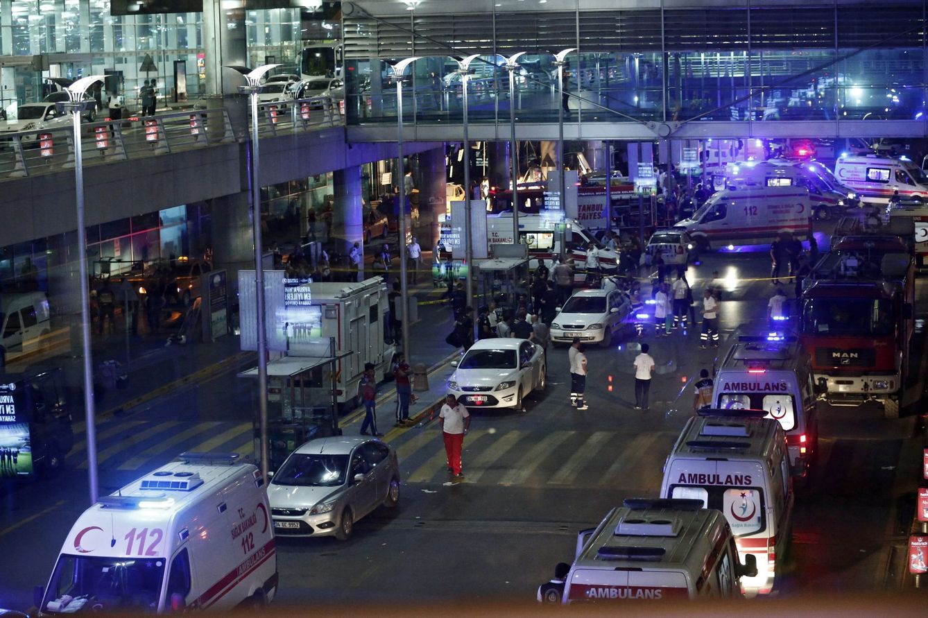 Exterior del aeropuerto turco Ataturk tras el atentado suicida de finales de junio. (Reuters)