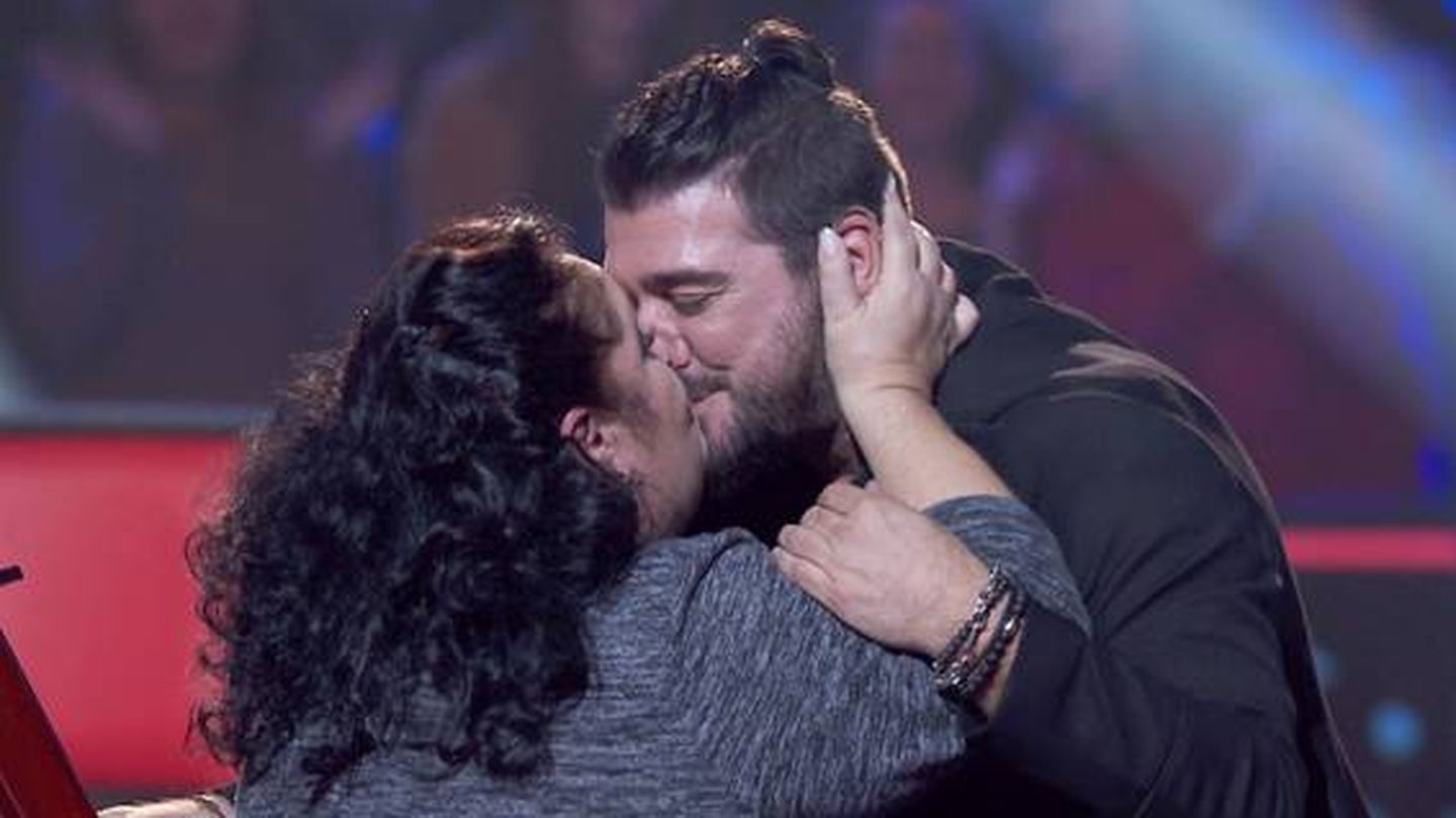 El beso de 'la Tata' a Antonio Orozco en 'La Voz Senior'. (Antena 3)