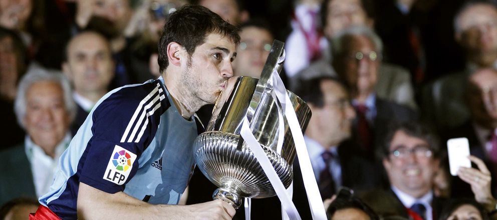 Iker Casillas con el título ganado en 2011 (Reuters).