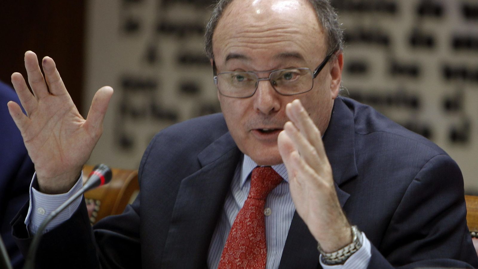 Foto: El gobernador del Banco de España, Luis María Linde, durante una intervención en la Comisión de Presupuestos del Senado. (Efe)