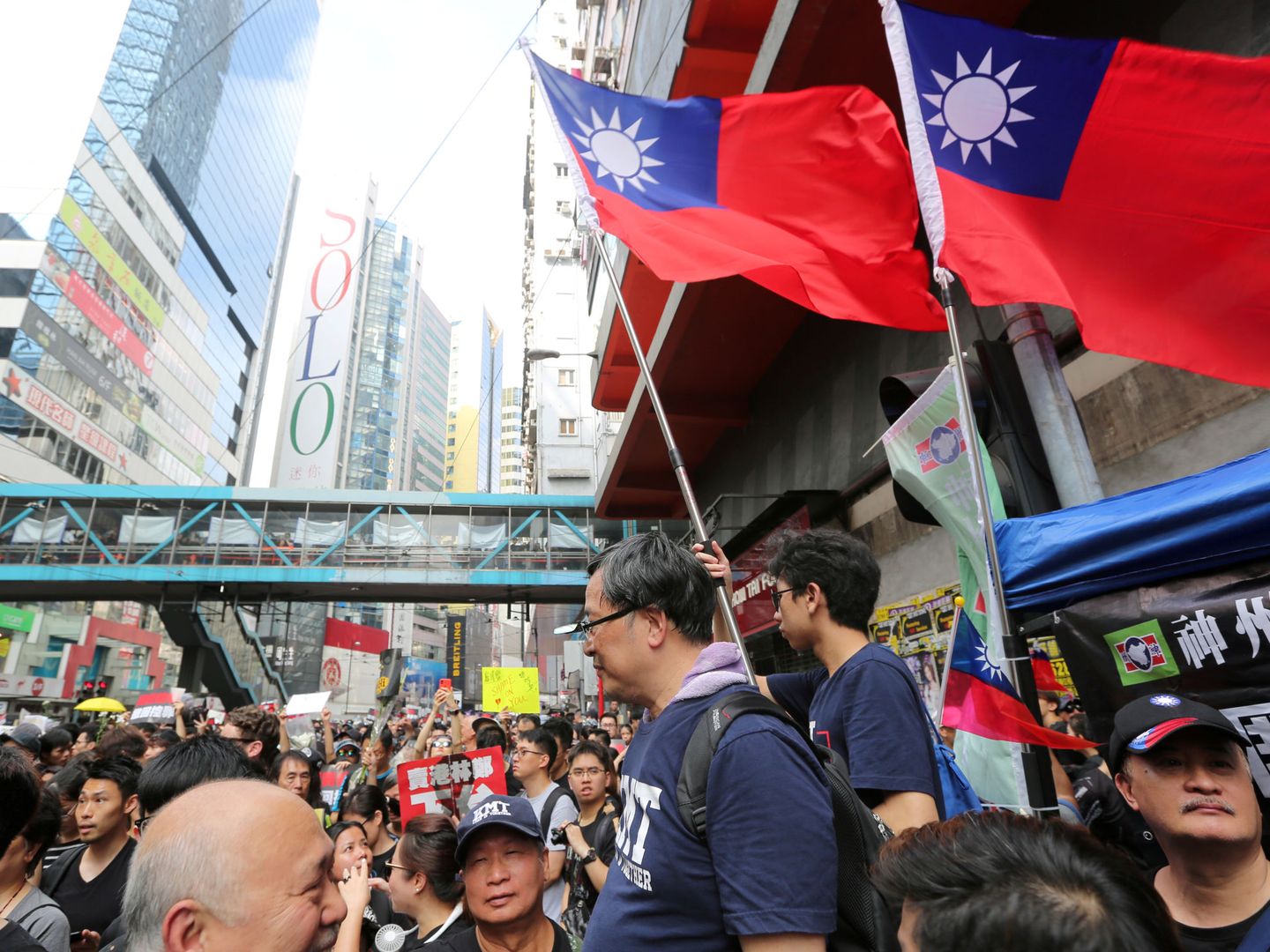 Banderas de Taiwan en las protestas de Hong Kong. (Reuters)