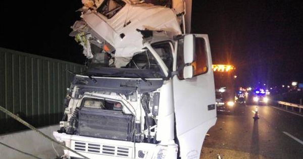 Foto: Imagen del camión tras el accidente. (112 Región Murcia)