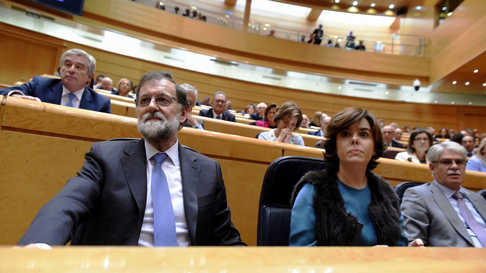 Foto: El presidente del gobierno Mariano Rajoy y la vicepresidenta Soraya Sáez de Santamaría, tras el pleno del Senado que aprobó la aplicación del artículo 155. (EFE)