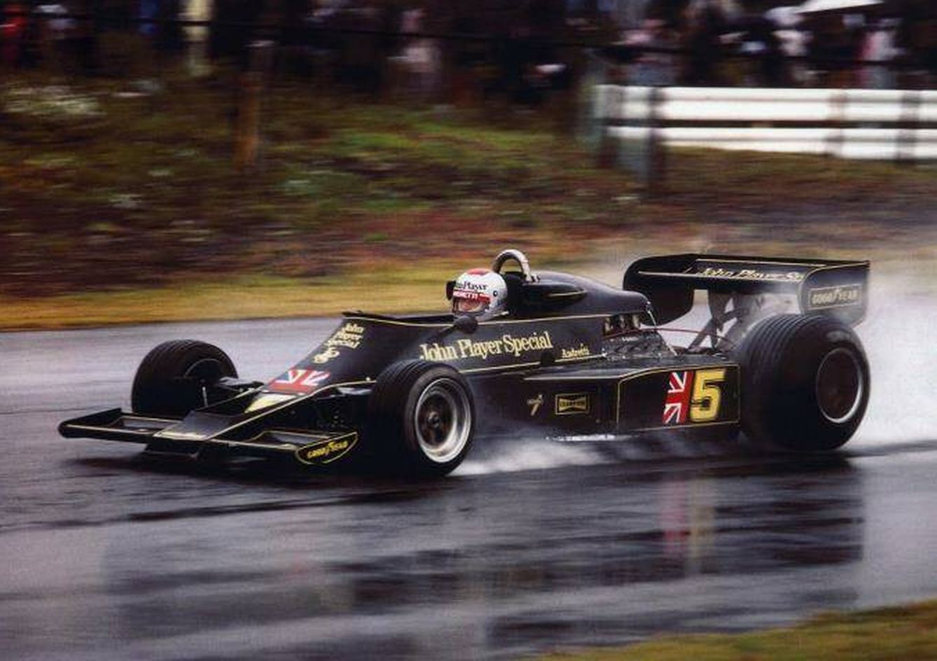 La configuración final del Lotus 77 distó mucho de la inicial. (Mario Andretti)