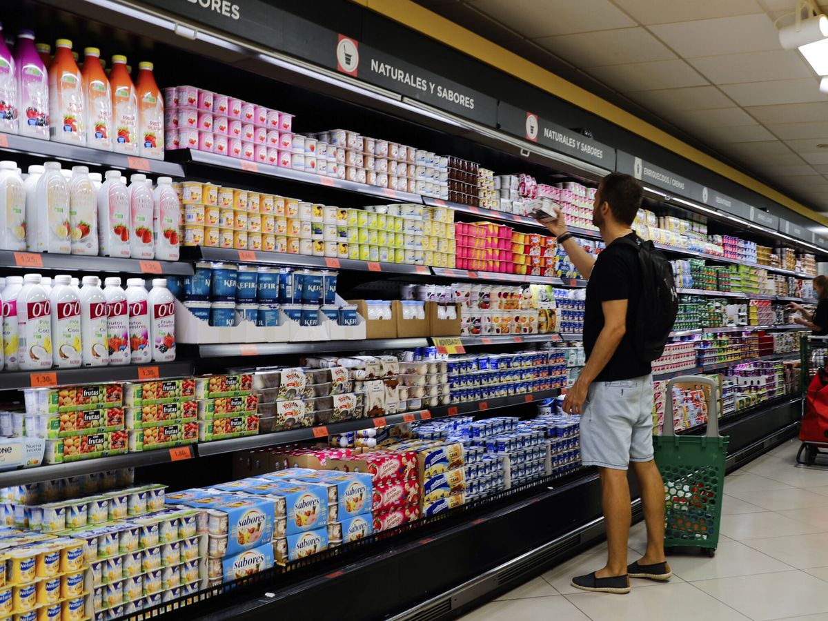 Foto: Un joven hace la compra en un supermercado. (EFE/Luis Millán)
