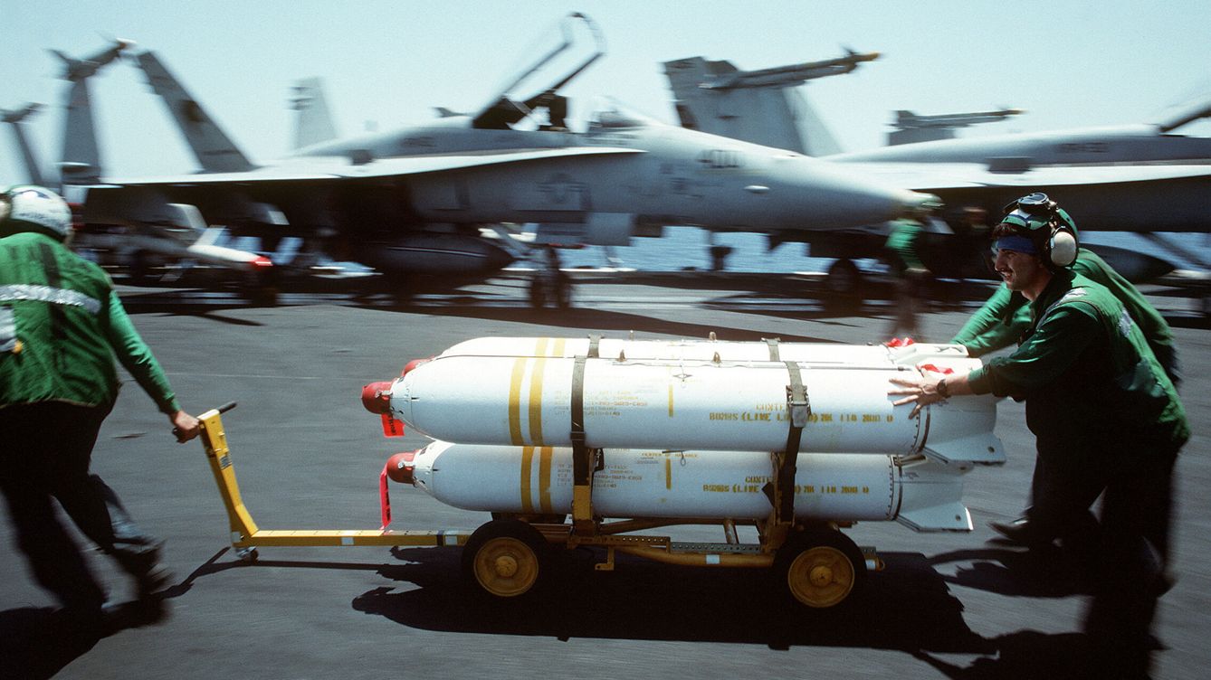 Foto: Operarios de la marina de EEUU manejan bombas de racimo. (Reuters)