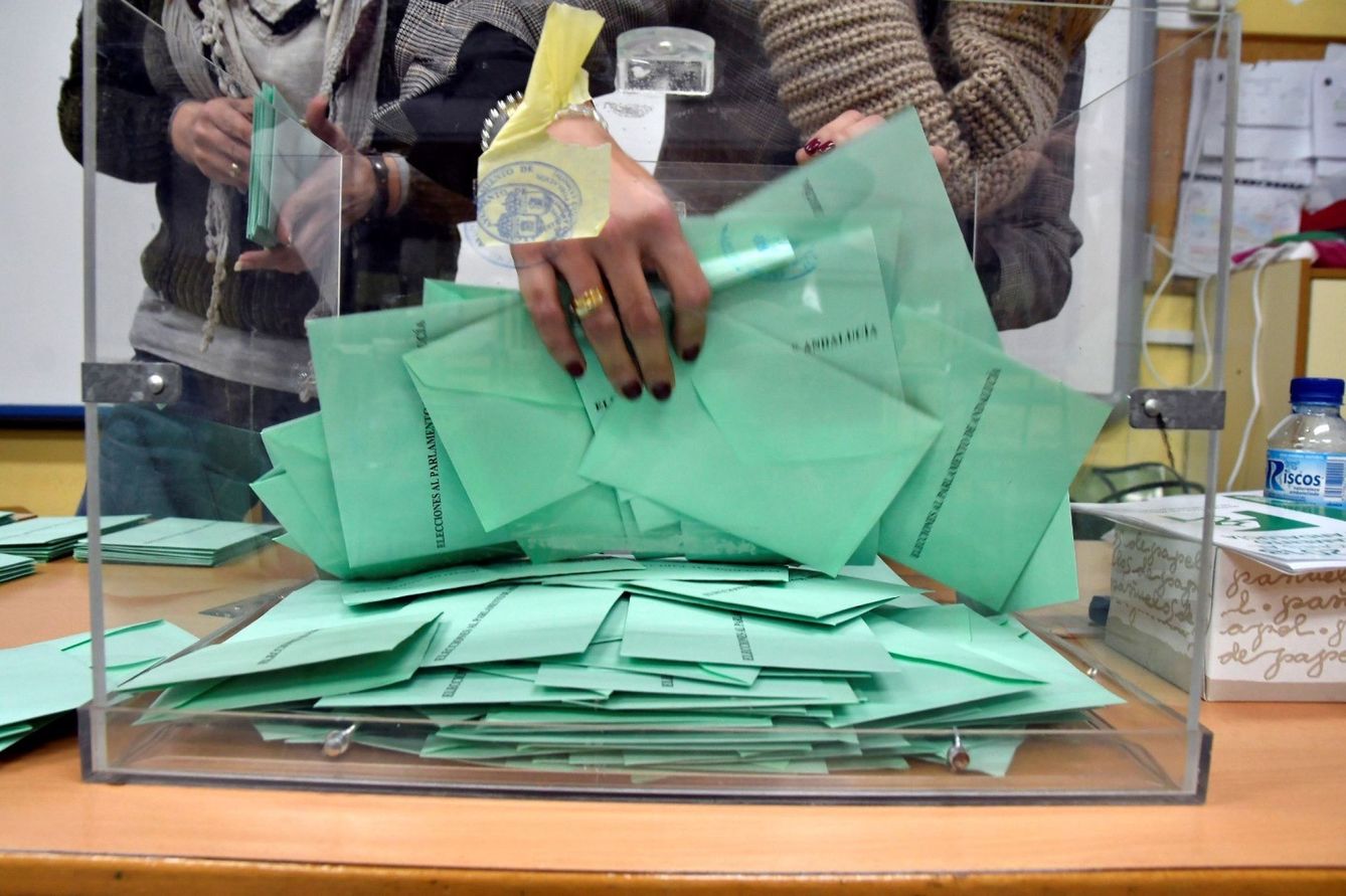 Recogen papeletas de una de las urnas del colegio electoral de Ciavieja. (EFE)