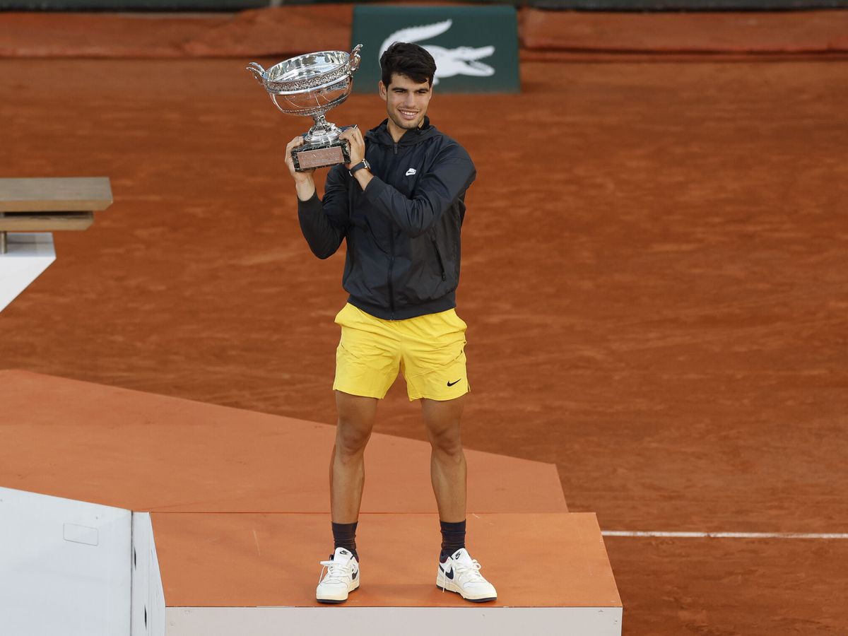 Foto: Carlos Alcaraz, con el trofeo de campeón de Roland Garros. (Loic Baratoux/DPA)