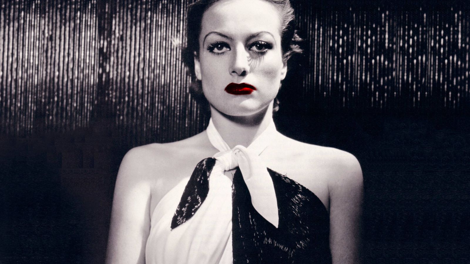 Foto: Joan Crawford, en una foto de su época en la MGM. (Fotomontaje de Vanitatis)