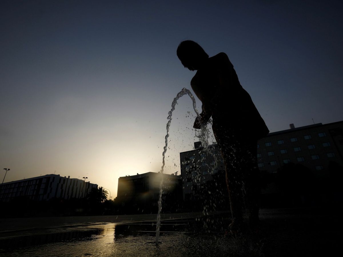 Foto: Una mujer coge agua de una fuente de Córdoba. (EFE/Salas)
