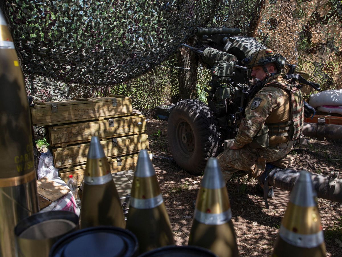 Foto: Un militar ucraniano sentado en un obús M119 en una posición cercana a la línea del frente. (Reuters/Oleksandr Ratushniak)