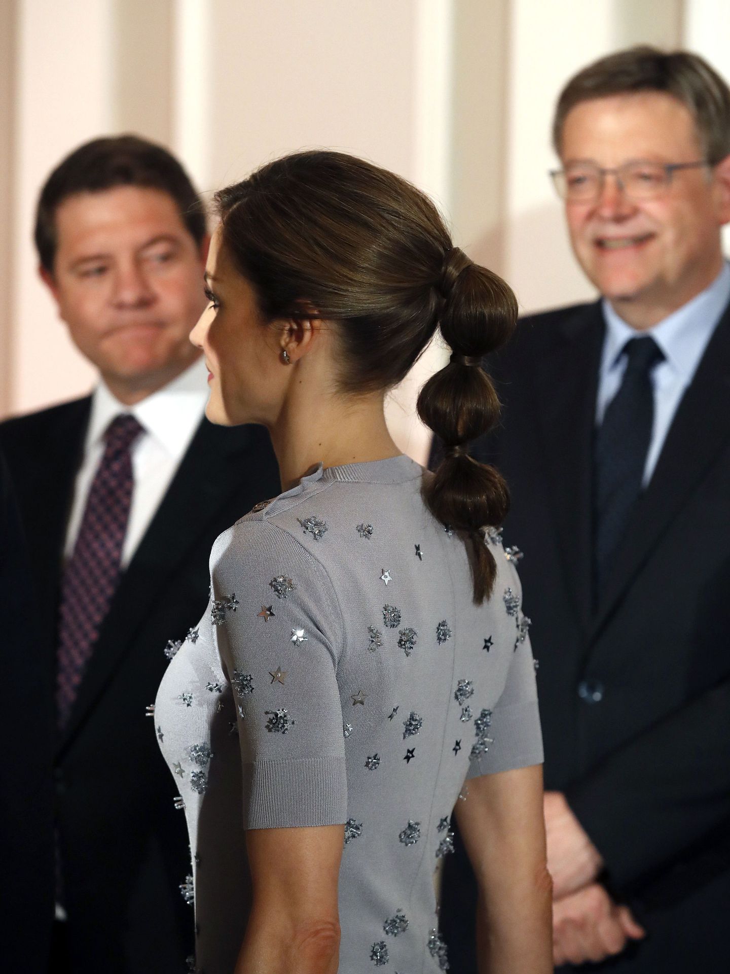 La Reina en el aniversario de Europa Press, con uno de sus peinados más comentados. (EFE)
